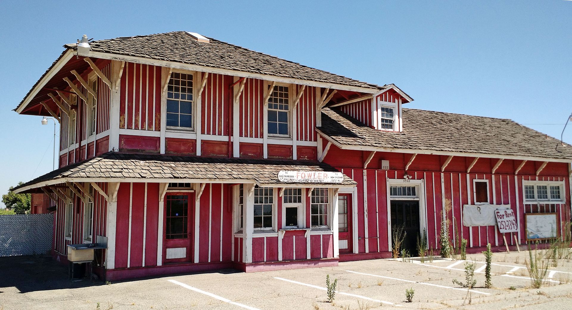 Fowler, CA train station - Flickr - kla4067