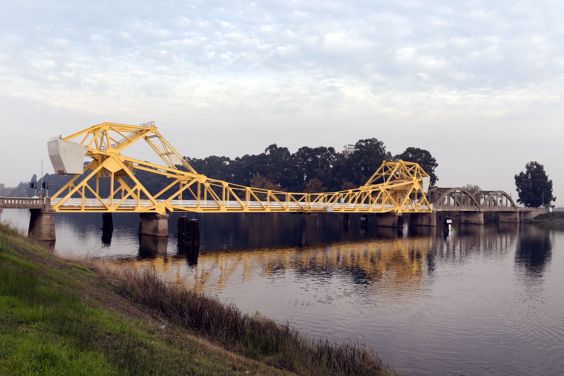 Isleton Bridge over the Sacramento River in Isleton, California LCCN2013633875.tif